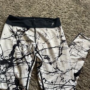 DOYOUEVEN Black and White Marble Leggings